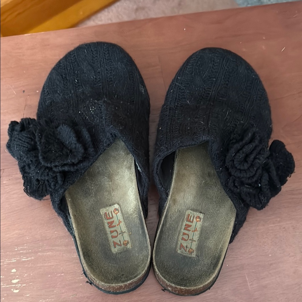 Zune Black Slip-On Shoes with Floral Detail